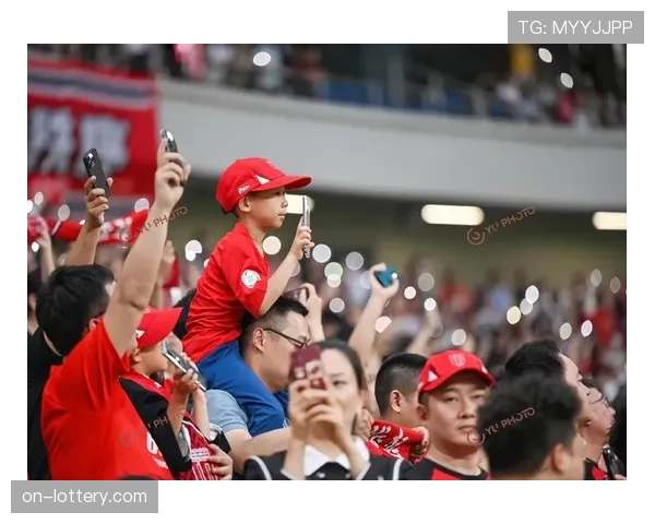 赛场花絮:狂热主场售票处排起长龙,创下队史季票销售纪录 赛场花絮:狂热主场售票处排起长龙,创下队史季票销售纪录