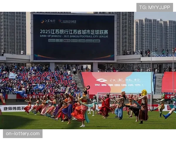 江苏省城市足球联赛推出“跟着苏超游江苏”系列活动，打造百条跨区域主题线路